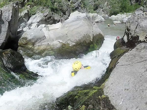 El Cañón del Leza nos ofrece cantidad de saltos y toboganes para disfrutar de una aventura acuática espectacular
