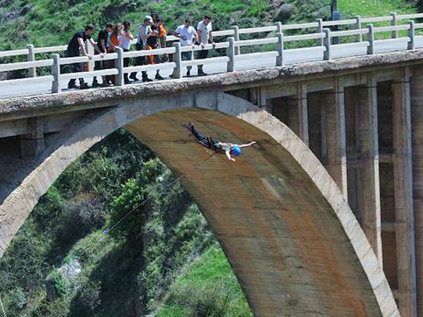 Nos lanzaremos desde el puente de Jubera o desde el puente de Enciso, un salto espectacular de 60 metros de altura